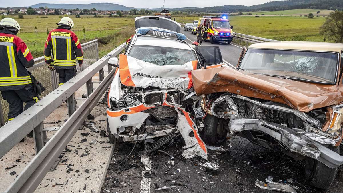 Mit Notarzt zusammengekracht: Autofahrer stirbt nach Unfall bei Bad Salzungen