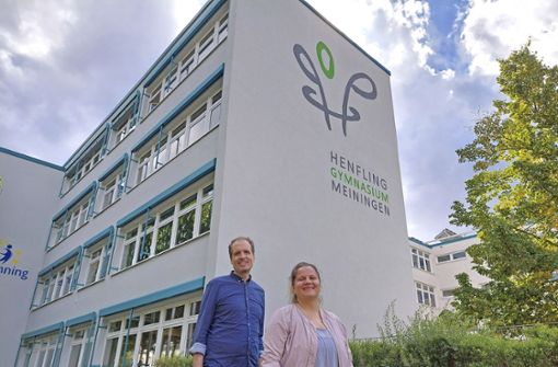 Christoph Dehne und Nina Hanf vor ihrem neuen Arbeitsplatz. Foto: /Maximilian Simon