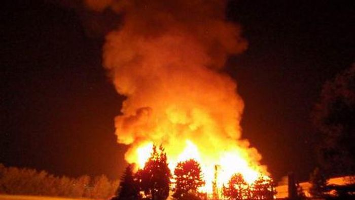 Länderspiegel: Flammenmeer: Lagerhalle in Hof brennt völlig nieder