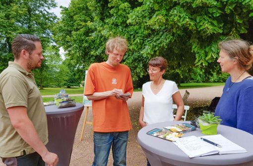 Gregor Müller (2. von links) zeigt Parkverwalter Toni Kepper, Bea Berthold, die die Sommerakademie leitet (rechts), und Schlossverwalterin Susanne Rakowski, wie eine Skizze entsteht. Foto: Ilga Gäbler
