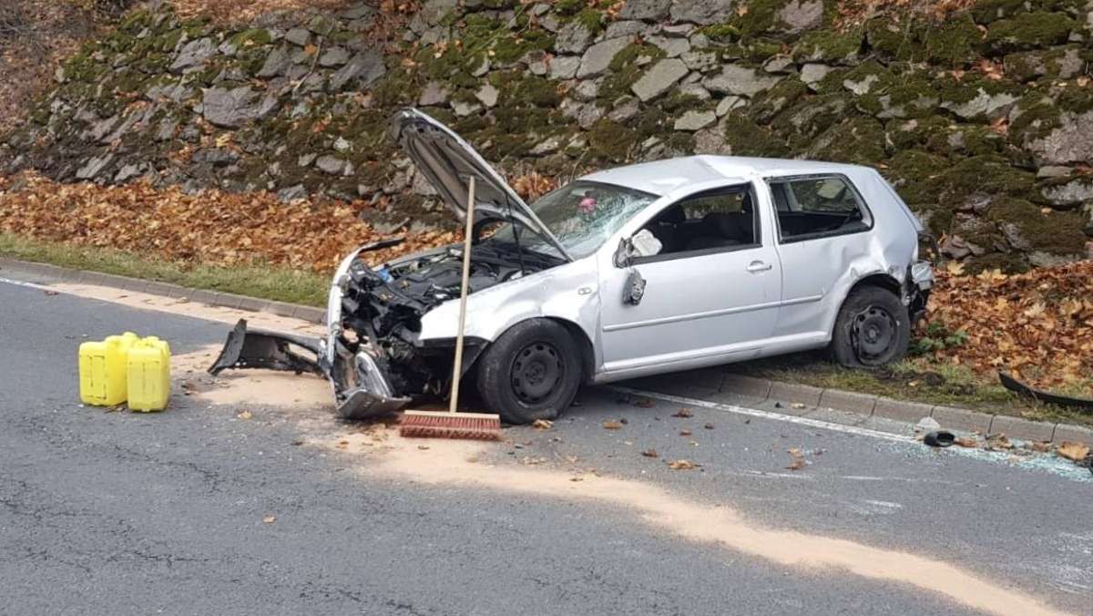 Hildburghausen: Fahrer kracht bei Schönbrunn in die Böschung und wird verletzt
