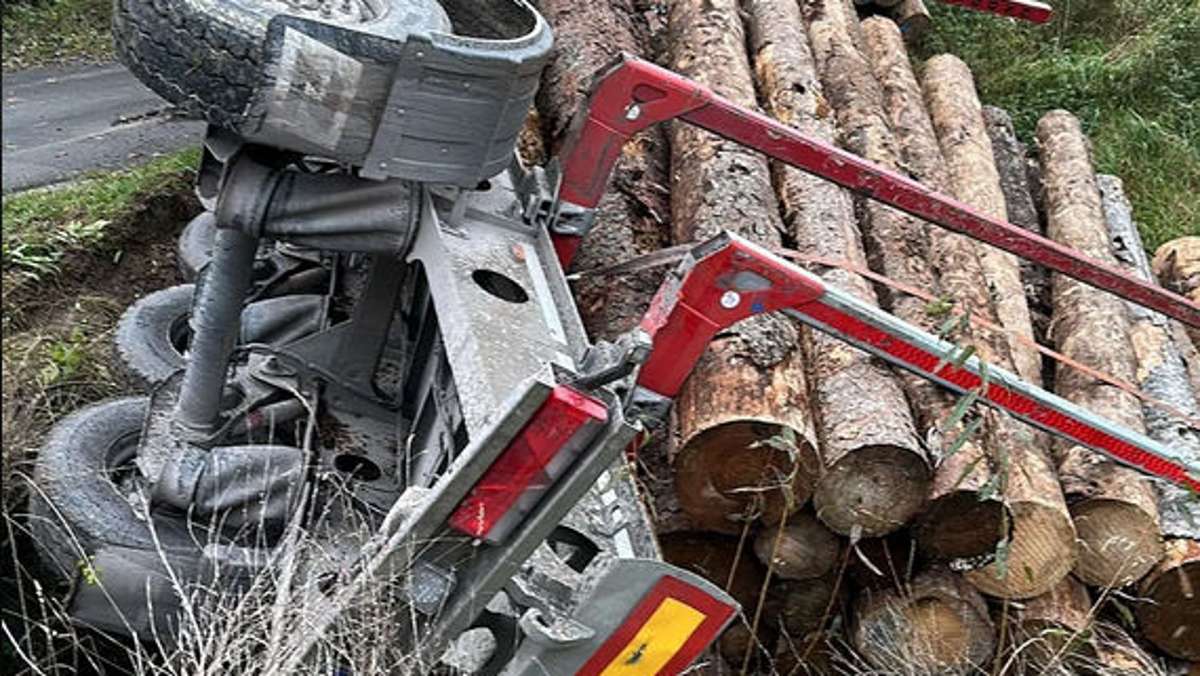 Unfall bei Plaue: Holzlaster kippt um: Fahrer schwer verletzt