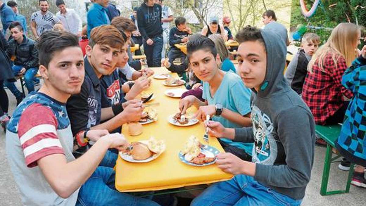Suhl/ Zella-Mehlis: Junge Suhler und junge Flüchtlinge an einem Tisch