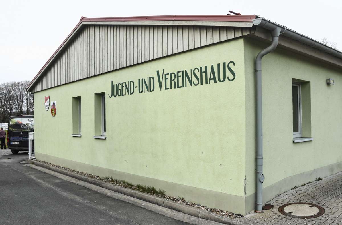 In diesem Gebäude neben dem Sportplatz von Themar hat auch der Jugendclub sein Domizil. Nur leider ist er derzeit mehr geschlossen als geöffnet. Foto: Wolfgang Swietek