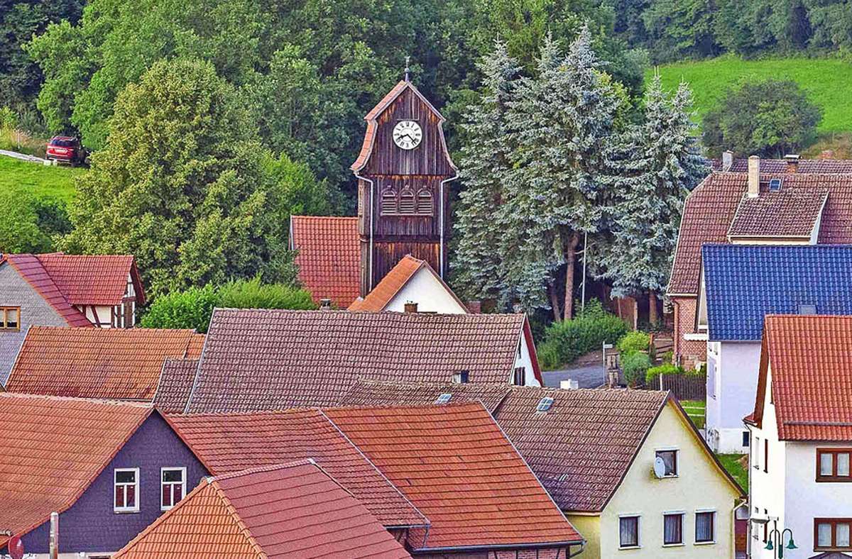 Blick auf Helmers mit Kirche. Foto: Sascha Willms