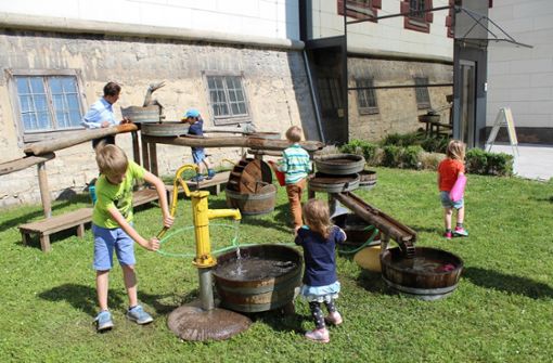 Für kurzweiligen feuchtfröhlichen Kinderspaß sorgt das Wasserspielmobil vorm Schloss Elisabethenburg. Foto:  