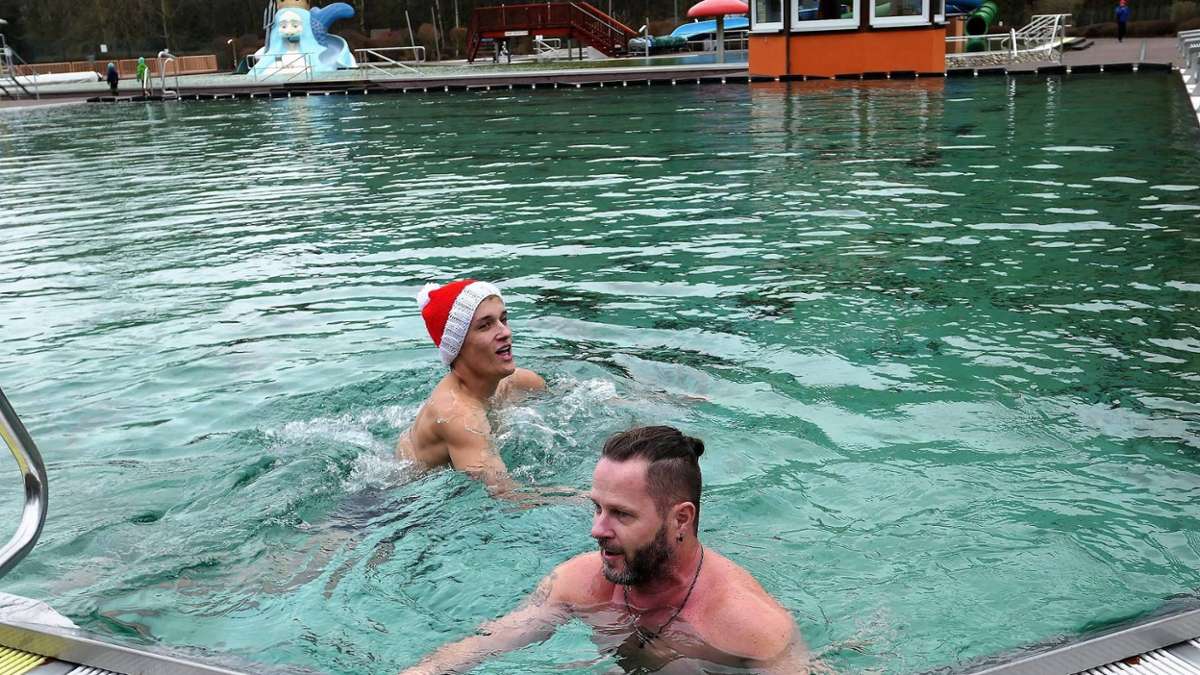 Thüringen: Hartgesottene schwimmen mit Gänsehaut ins neue Jahr