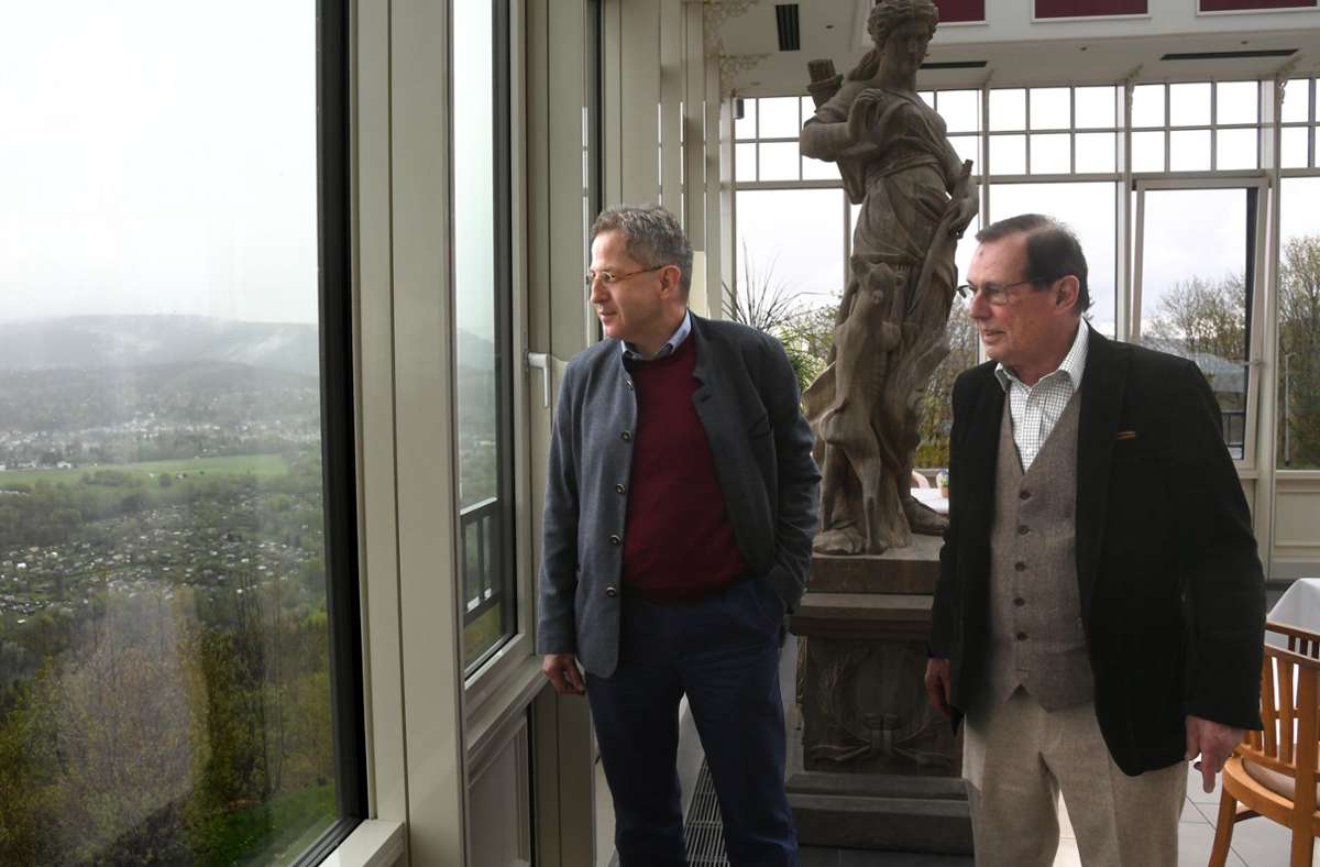 Hans-Georg Maaßen und Wolfgang F. Kanig hoch über den Dächern von Suhl bei ihrem Treffen im Ringberghotel. Foto: frankphoto.de
