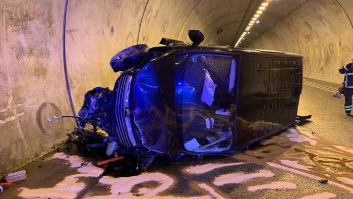 Schwerer Unfall auf A71: Transporter kippt in Tunnel um