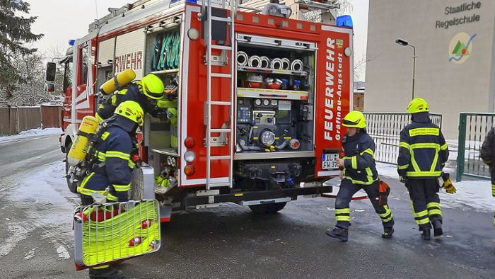 Feuerwehrübung: Knall in Chemieraum: Schule  evakuiert