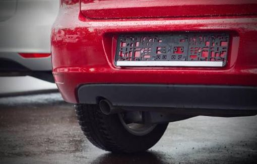 Ein Auto ohne Kennzeichen steht auf einem Parkplatz. Im Schnitt verschwinden pro Tag drei Kfz-Kennzeichen von Autos in Thüringen. - Symbolfoto Foto: dpa
