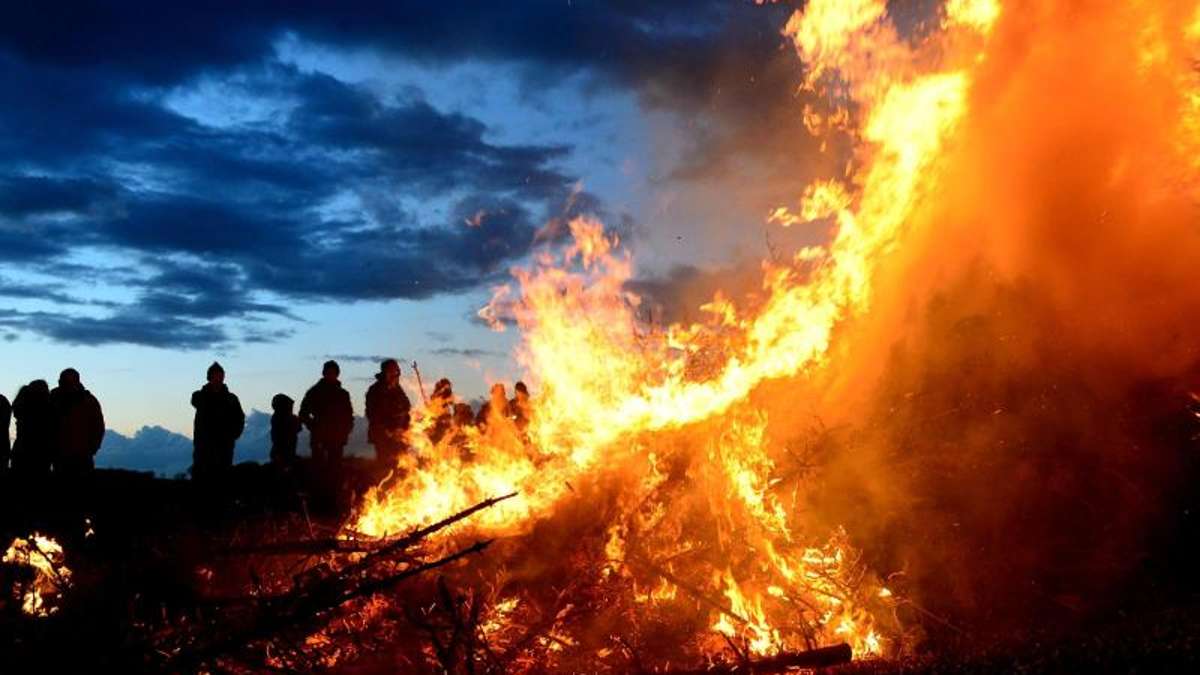 Thüringen: Feuerwehrmann wird bei Osterfeuer attackiert und verletzt