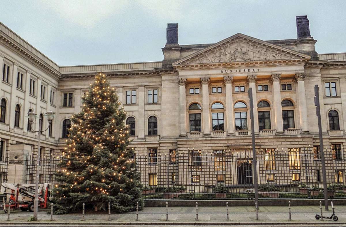 Vor dem Bundesratsgebäude verbreitete de Lichterkette an der Tanne aus Thüringen am Mittwoch schon ein wenig Weihnachtsglanz. Vor dem Brandenburger Tor und dem Kanzleramt waren die Bäume aber noch nicht geschmückt.