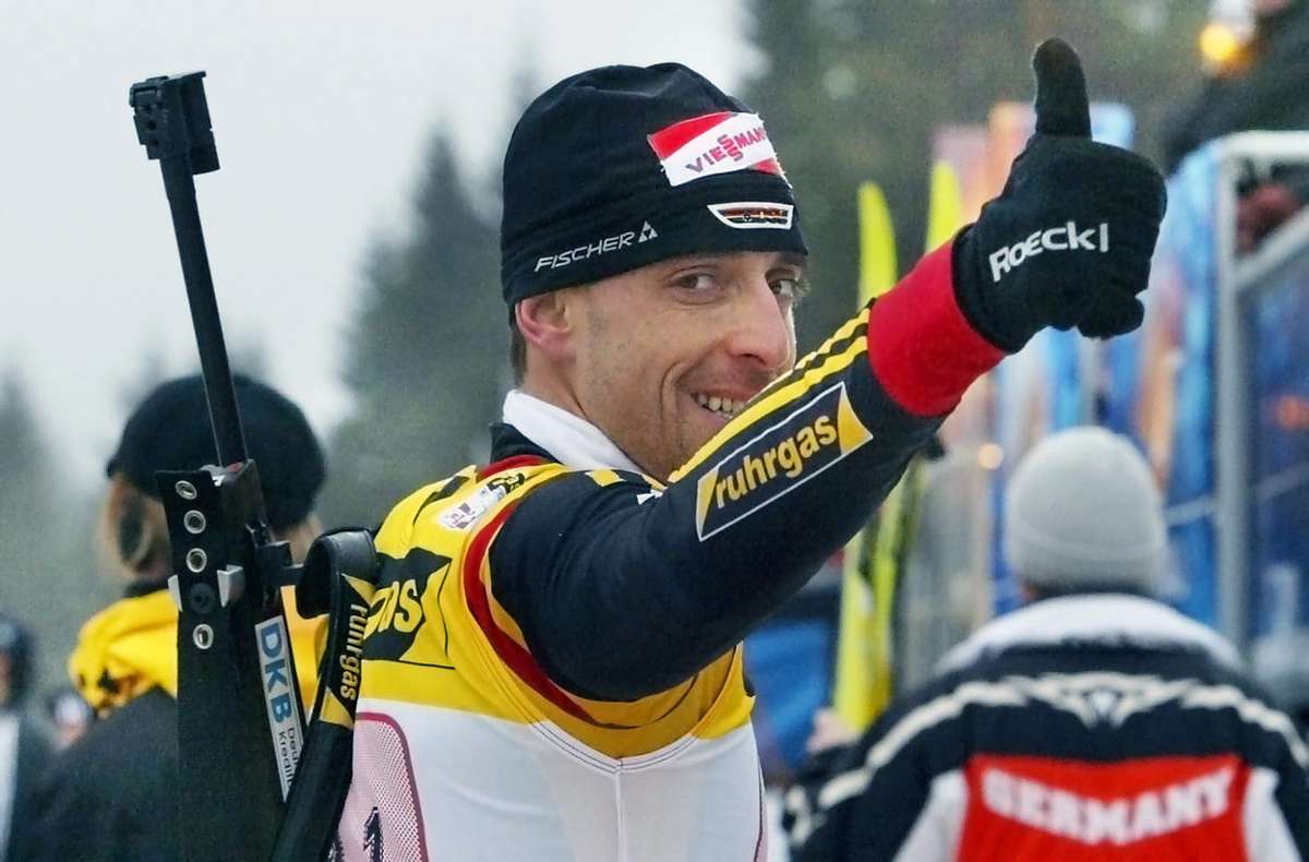 Vielleicht DAS Bild der Biathlon-WM 2004 in Oberhof: Startläufer Frank Luck winkt nach tadelloser Leistung und vorherigem, heftigem Wirrwarr erleichtert ins begeisterte  Publikum.