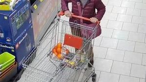 Seniorin mopst Handy im Suhler Supermarkt
