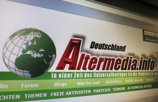 Die Aufnahme vom 27.01.2016 zeigt die Startseite des Internetportals «Altermedia» auf einem Monitor in Berlin. Foto: dpa