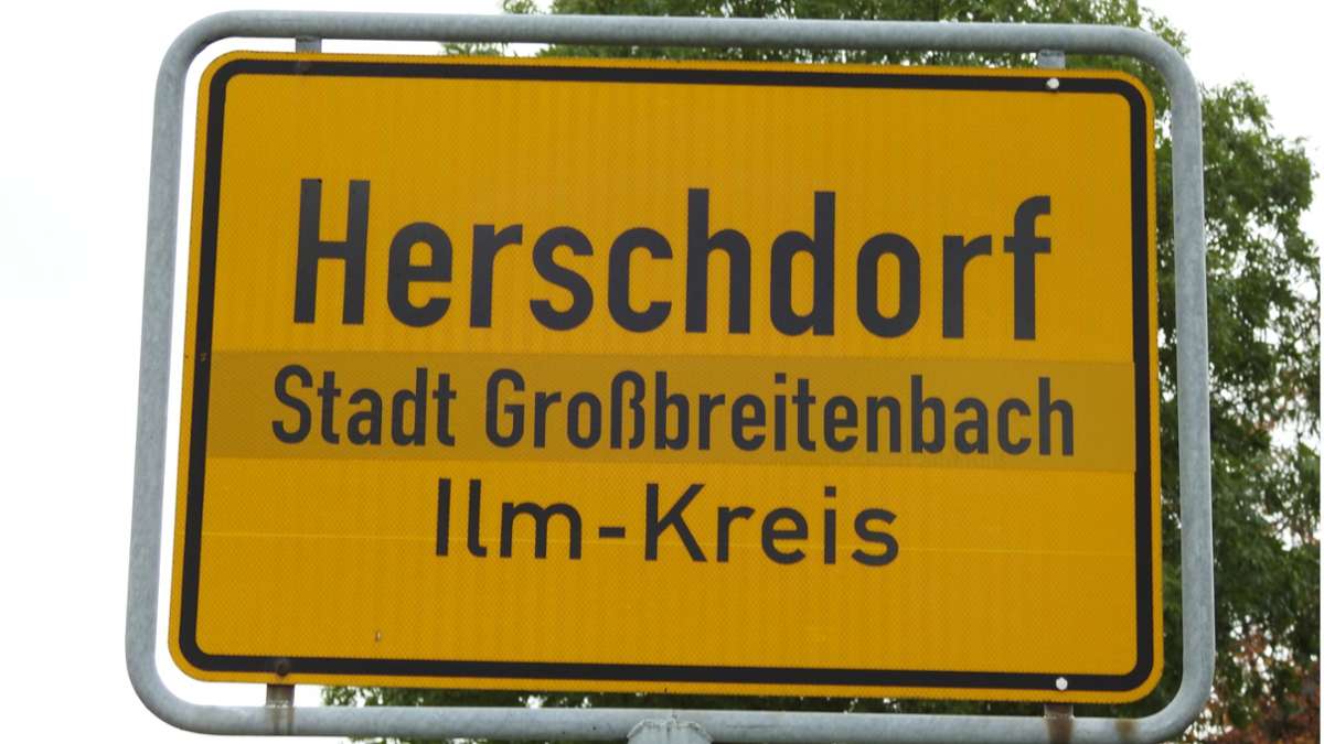 Neue Friedhofsstele: Feuerwehr reinigt Herschdorfer Teich