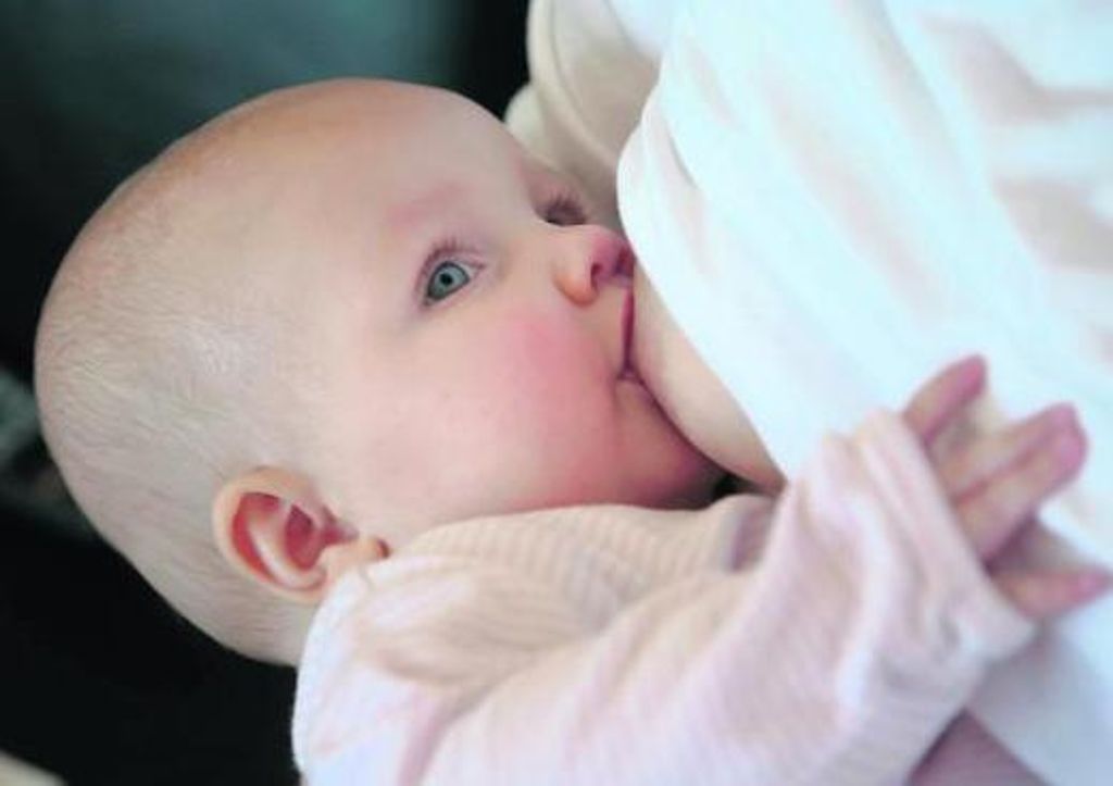Glücklich und zufrieden: Dieses Baby stillt seinen Hunger mit Milch aus Mamas Brust. Experten sprechen von einem Zaubertrunk, weil dieser genau auf die Bedürfnisse des Neugeborenen abgestimmt ist.