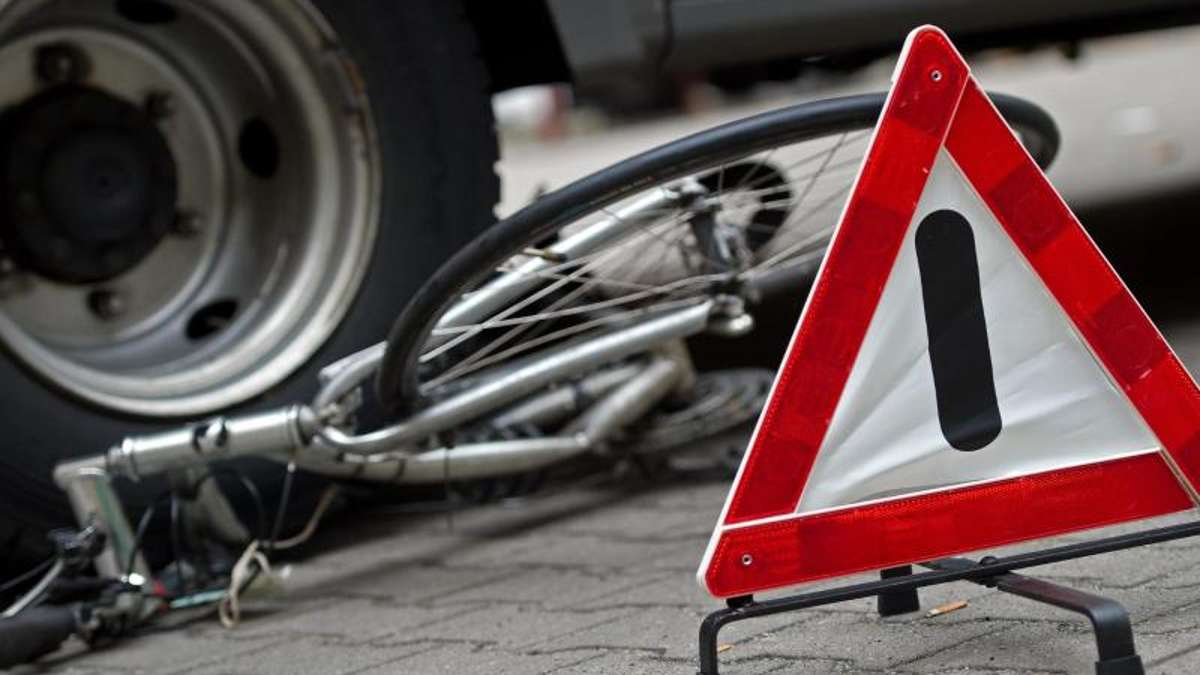 Hildburghausen: Autofahrer lässt verletzten E-Bike-Fahrer nach Unfall zurück