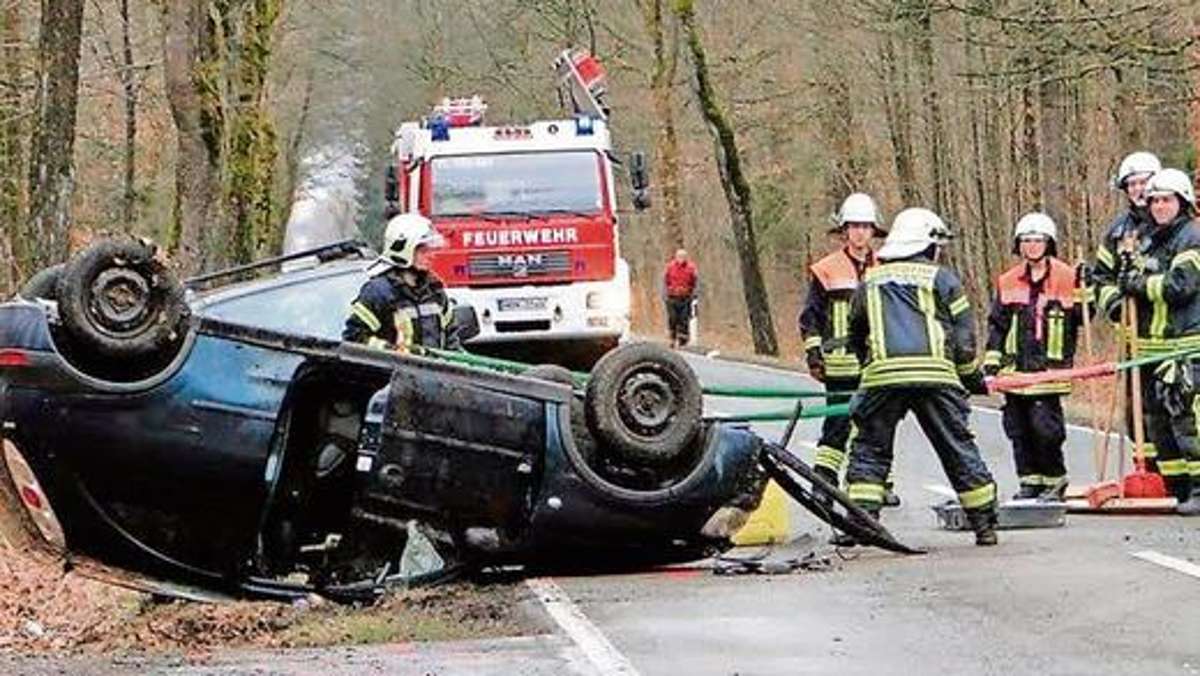 Hildburghausen: Zusammengeprallt und überschlagen: Drei Menschen verletzt