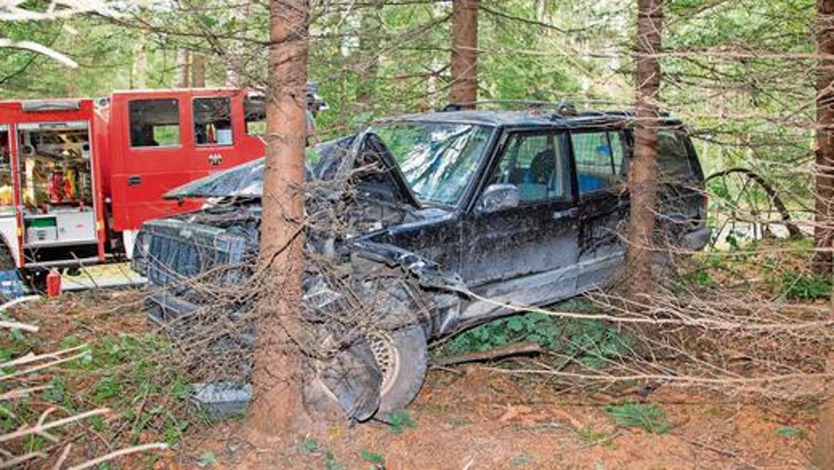 Hildburghausen: Jeep kracht frontal gegen Baum: Zwei Frauen verletzt