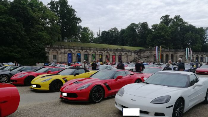 Mehr als 200 Corvette-Sportwagen vor der Ehrenburg