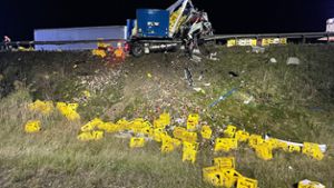 Zwei Verletzte und 320.000 Euro Schaden: Getränke-Laster kracht in Pannen-Sattelzug