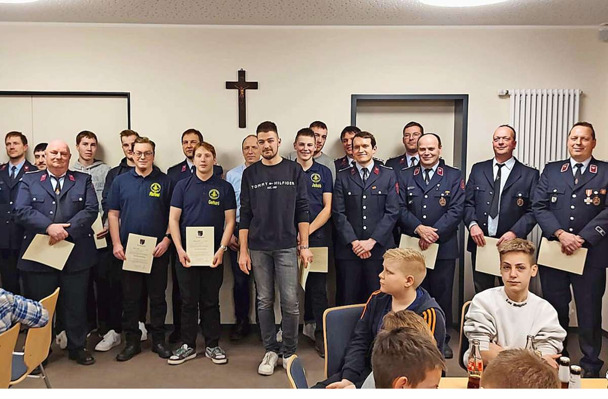 Bei der der Freiwilligen Feuerwehr Motzlar wurde ein neuer Vorstand gewählt und es gab   Ehrungen und  Beförderungen. Foto: Gemeinde Schleid