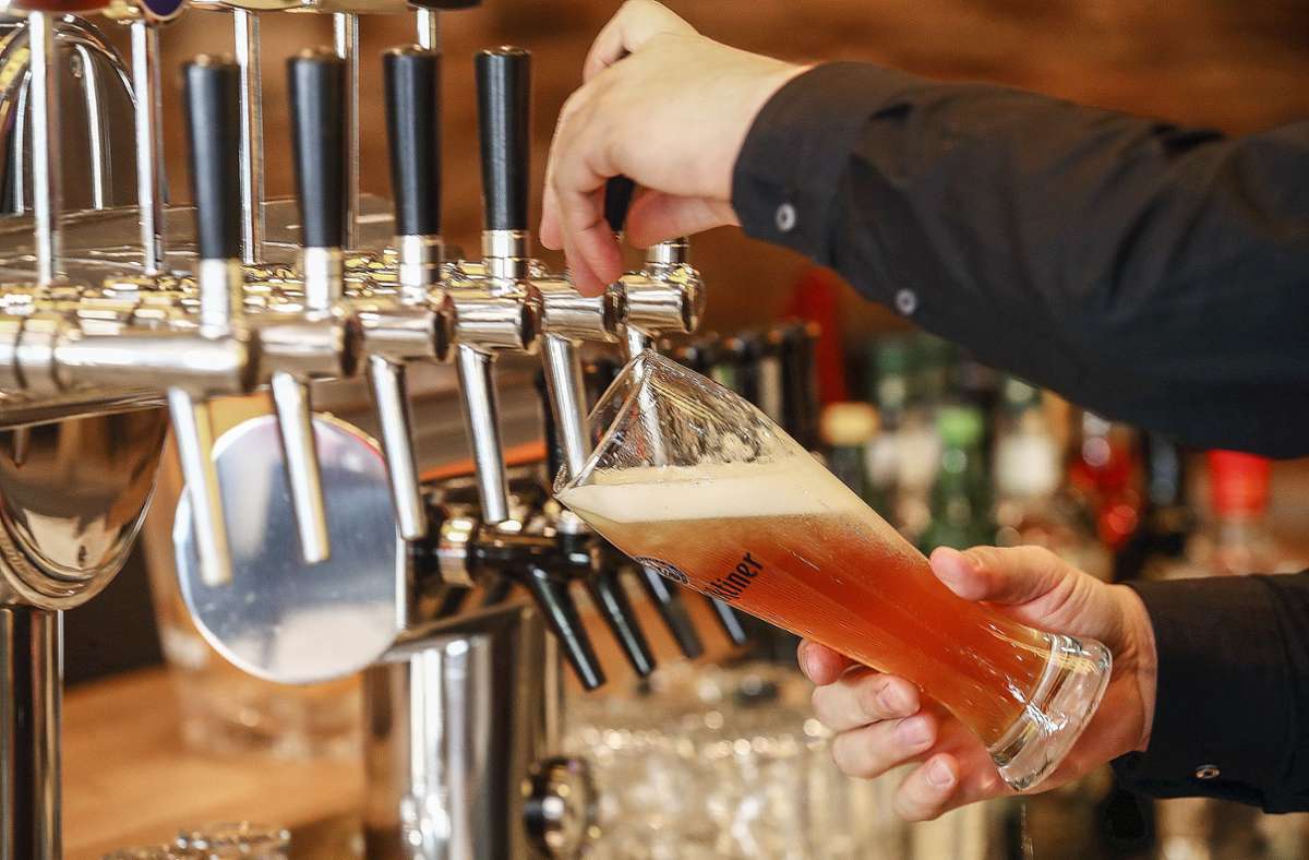 Ein Kellner zapft Bier in einer Gaststätte - Symbolfoto Foto: dpa