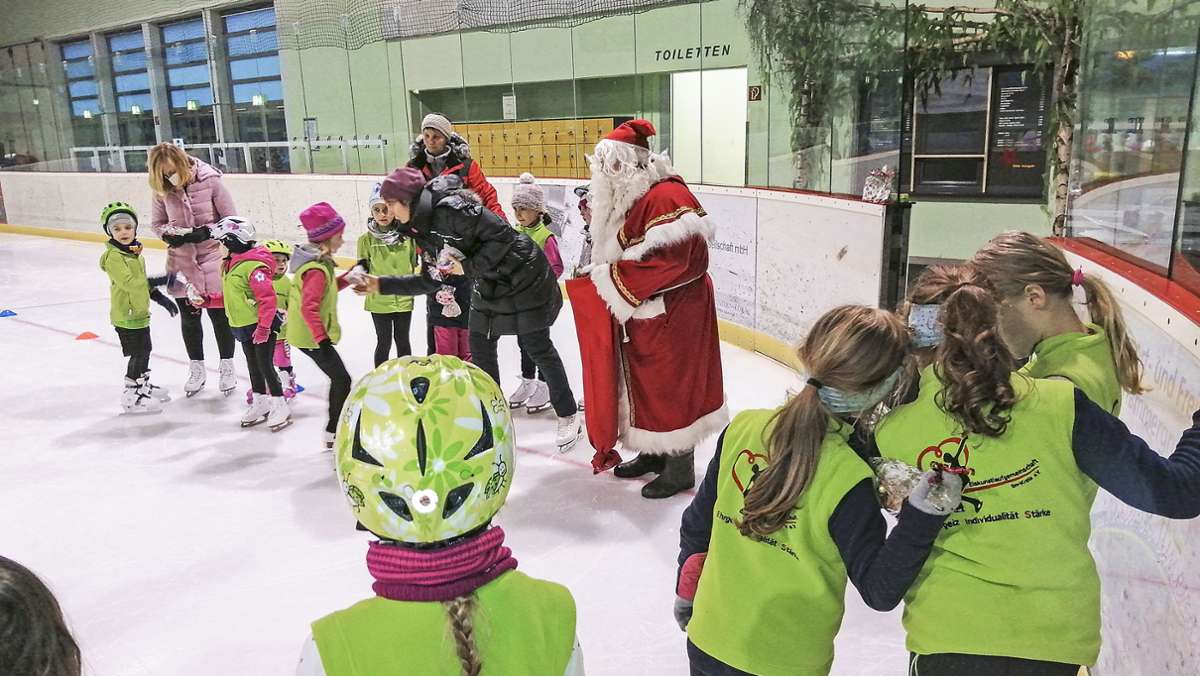 Eiskunstlaufgemeinschaft Ilm-Kreis: Der Weihnachtsmann auf eisglattem Boden