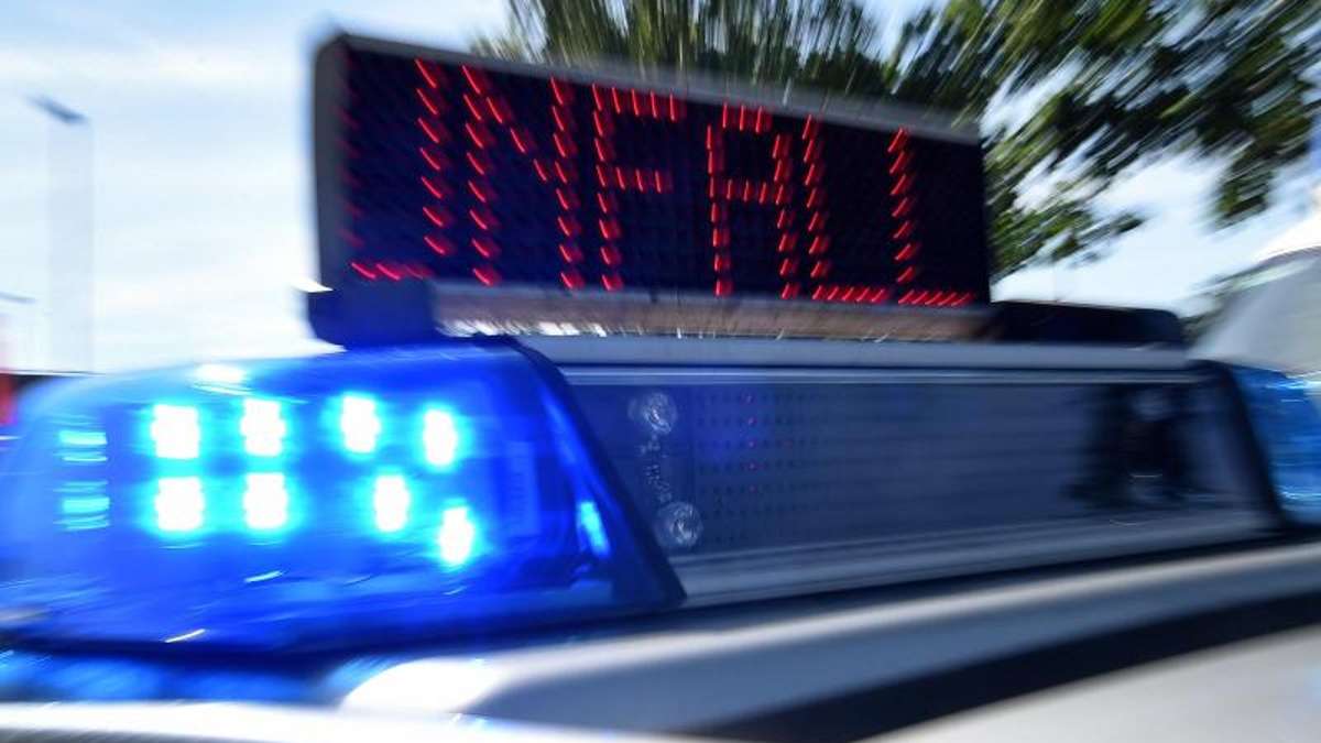 Thüringen: Laster kracht auf A 38 auf Auto: Fahrerin stirbt