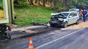 Unfall bei Brotterode: Auto kracht auf Laster: Ein Verletzter
