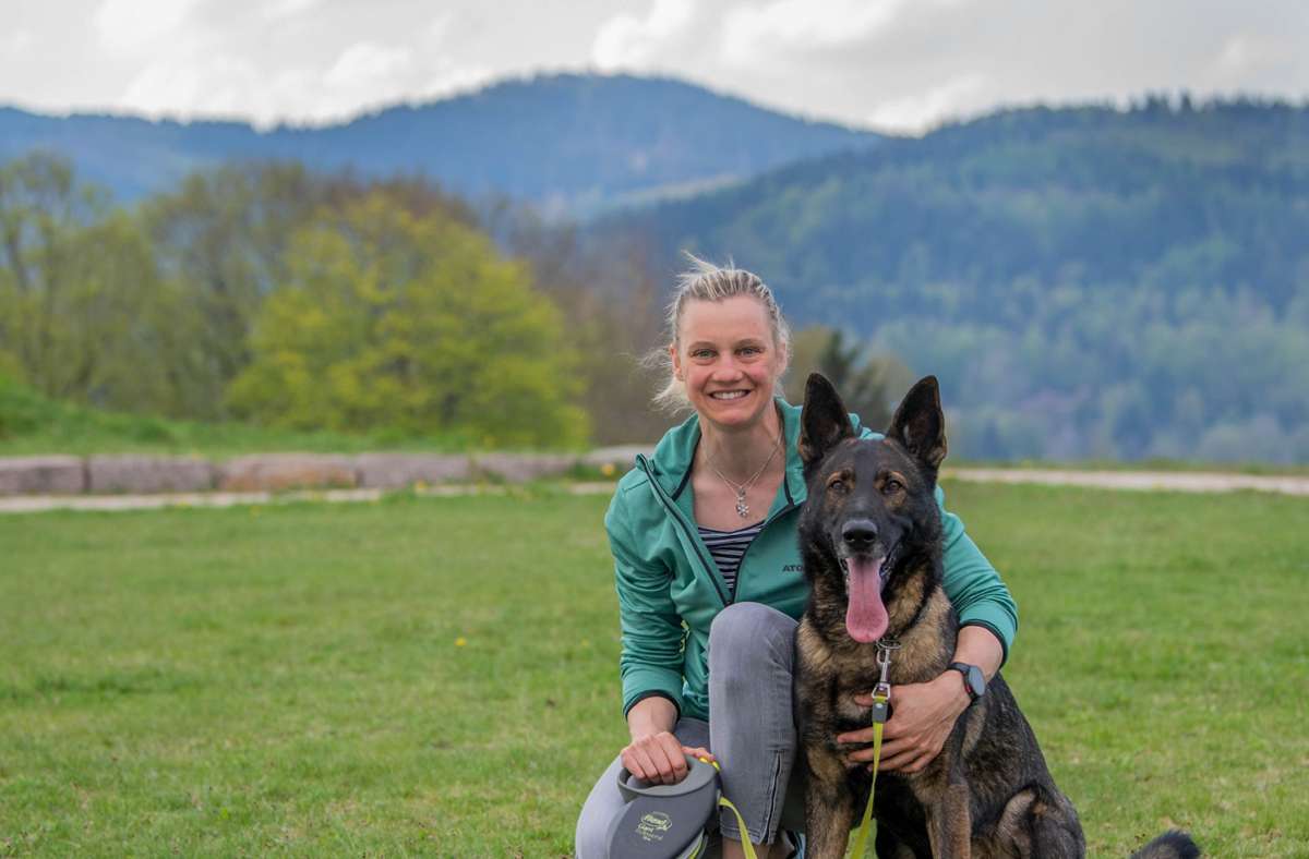Auf den Hund gekommen: Victoria Carl mit Schäferhund Yanos auf dem Lerchenberg in ihrer Heimatstadt Zella-Mehlis. Foto: Gerhard König