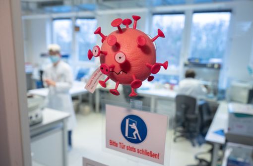 Noch hat das Coronavirus seinen Schrecken nicht verloren: Das Gesundheitsamt in Meiningen meldet am Mittwoch fünf neue Todesfälle. Foto: dpa/Julian Stratenschulte