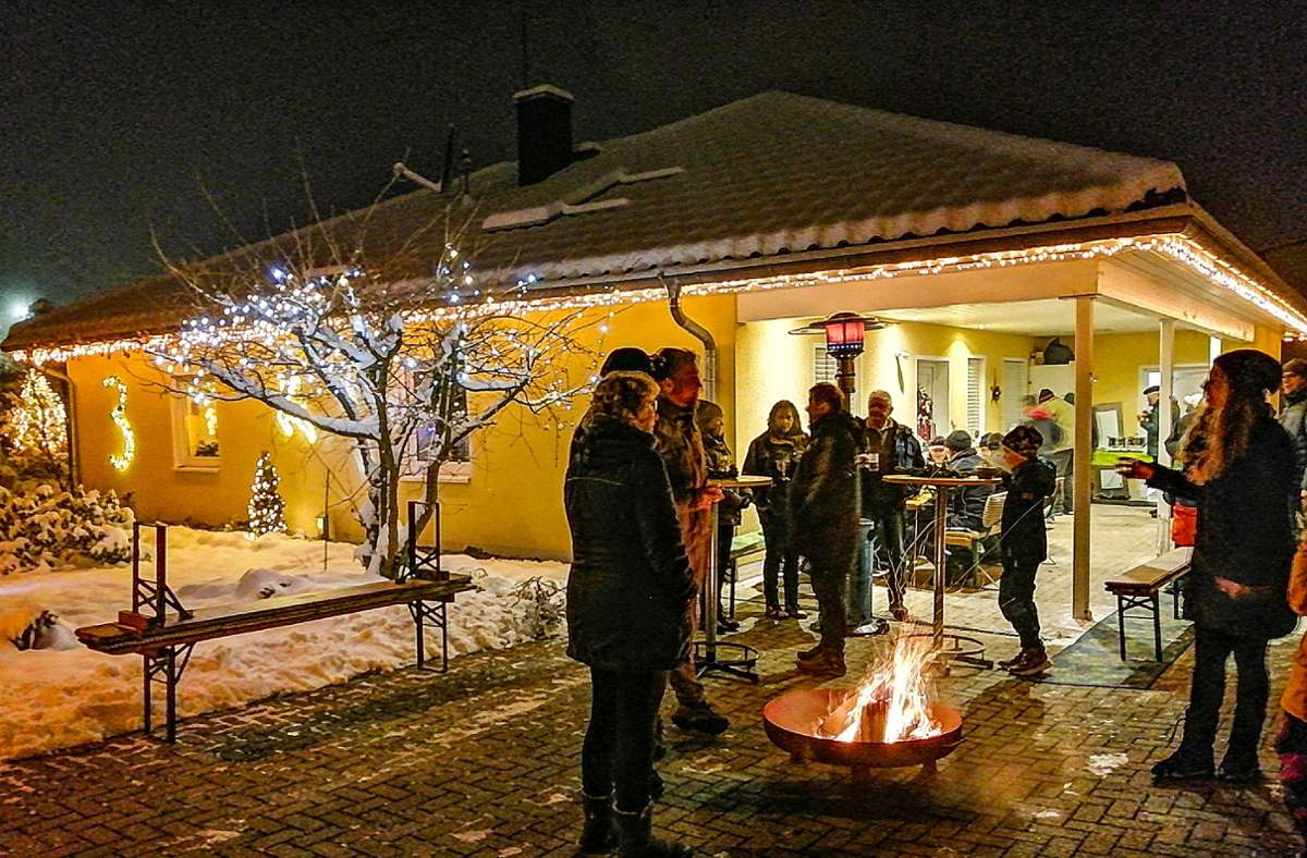 Feuer bedeutet Wärme und Licht. Beides bot das Adventstürchen bei Familie Strobach. Musik und Verpflegung kamen hinzu. Foto: Marina Hube