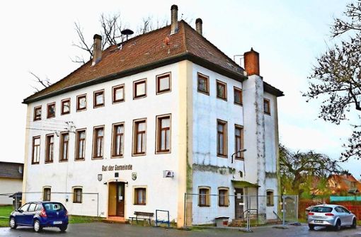 Das ehemalige Gemeindeamt in Rentwertshausen – das Schloss soll zum neuen Verwaltungssitz der Gemeinde Grabfeld aus- und umgebaut werden. Foto: tih
