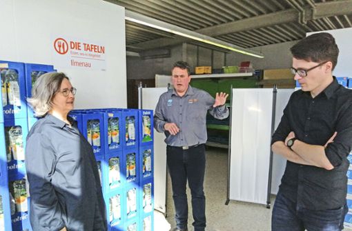 Tafelleiter Marco Heilwagen (Mitte) im Gespräch mit Heike Werner und Christian Schaft, beide die Linke. Foto: Marina Hube
