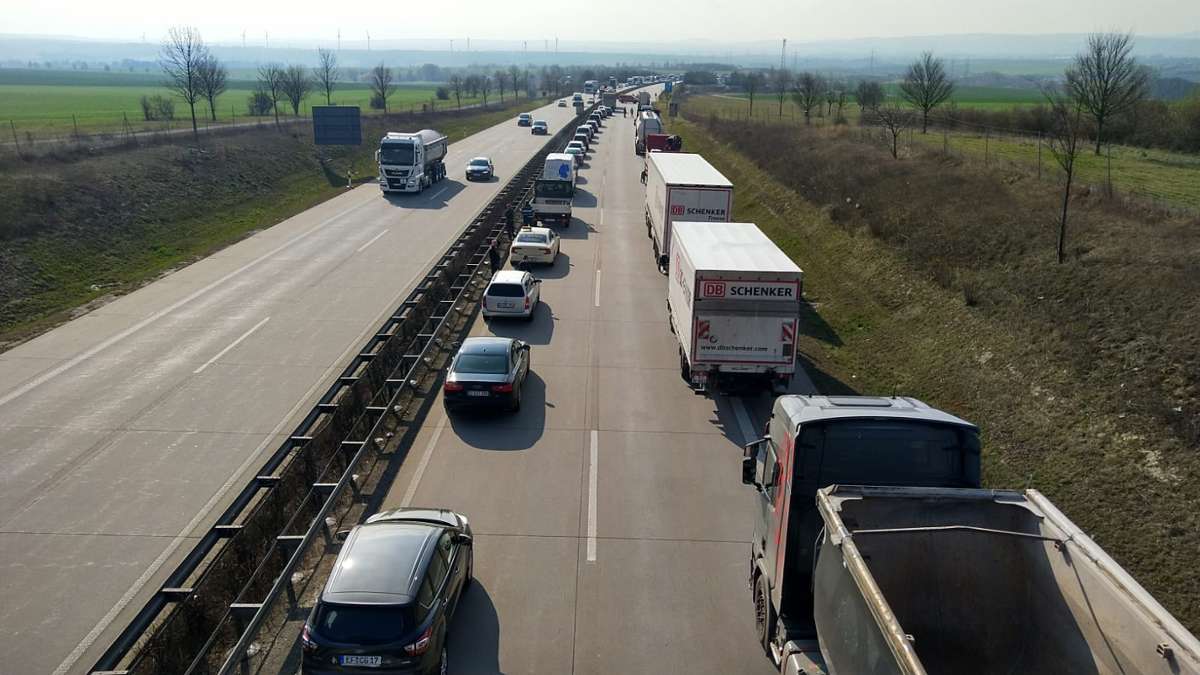 Thüringen: Stau auf A71: Laster umgestürzt, Fahrer schwer verletzt
