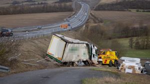 Kurz vor Brücke: Lastwagen stürzt Böschung hinab