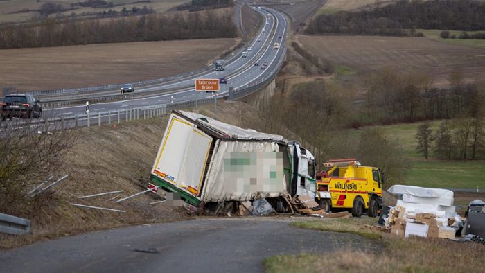 Unfall auf A73: Kurz vor Brücke: Lastwagen stürzt Böschung hinab