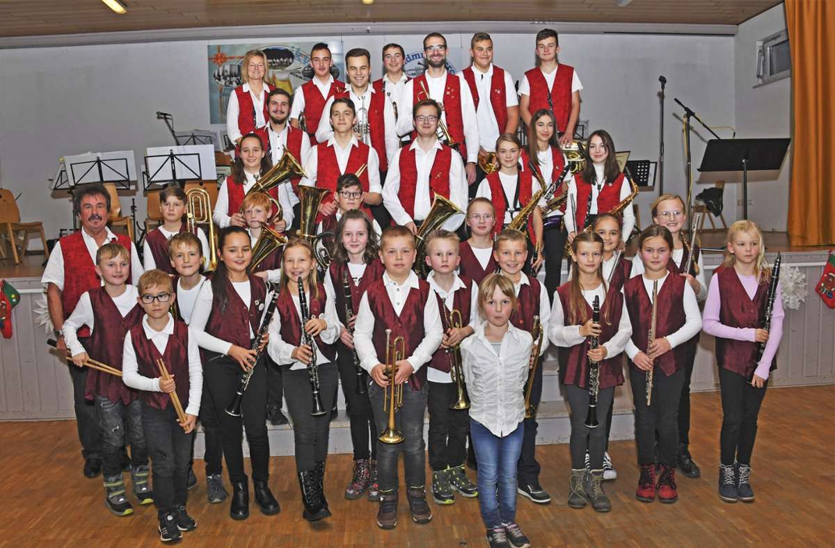 Auch wenn der Jugendmusikverein Jüchsen schon einmal mehr Mitglieder hatte – die noch verbliebenen Musikerinnen und Musiker sind engagiert und leistungsstark wie eh und je. Was sie beim Weihnachtskonzert am Samstag erneut unter Beweis stellten.