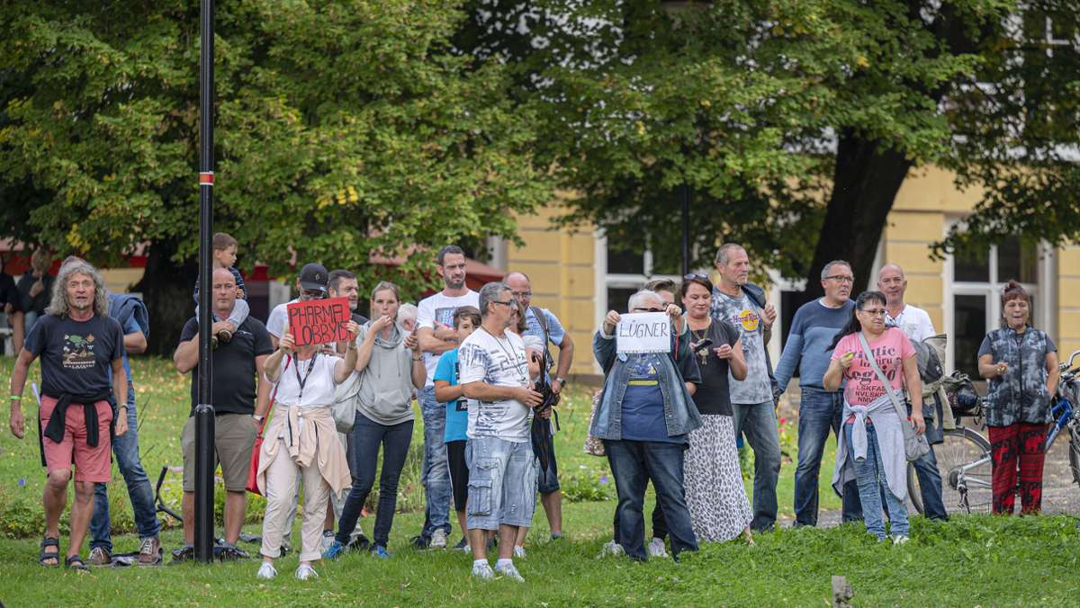 Wahlkampfbesuch: Spahn in Liebenstein: Drinnen Diskussion, draußen Protest