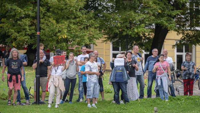 Spahn in Liebenstein: Drinnen Diskussion, draußen Protest