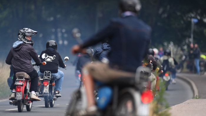 Mopedfahrer gefährden Radfahrer