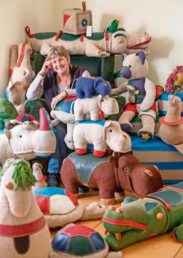 Die Sonneberger Spielzeug-Designerin Renate Müller in ihrer Werkstatt. Foto (Archiv): ari Quelle: Unbekannt