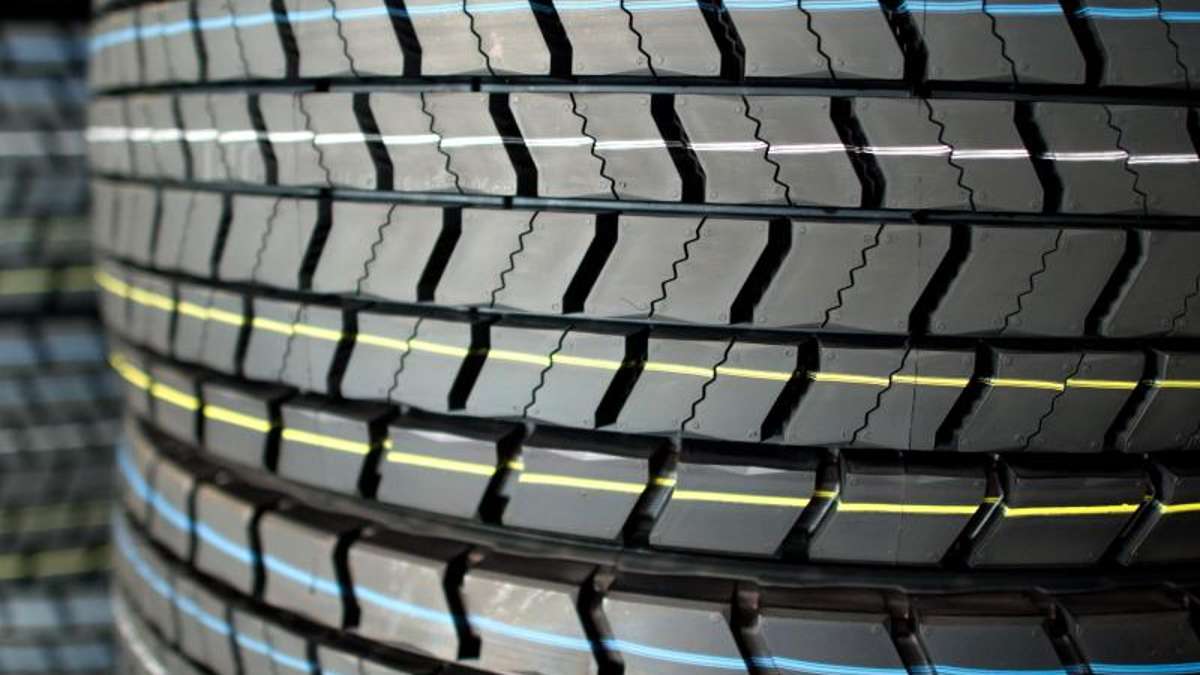 Suhl/ Zella-Mehlis: Unbekannte montierten Reifen von Wagen ab: 4.000 Euro Schaden