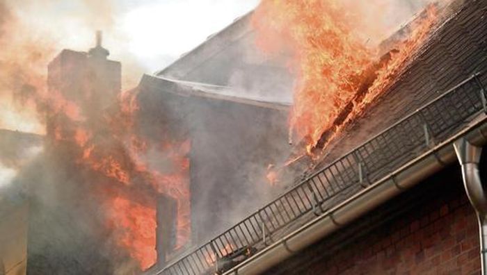 Wohnhaus in der Schleicherstraße wird Raub der Flammen