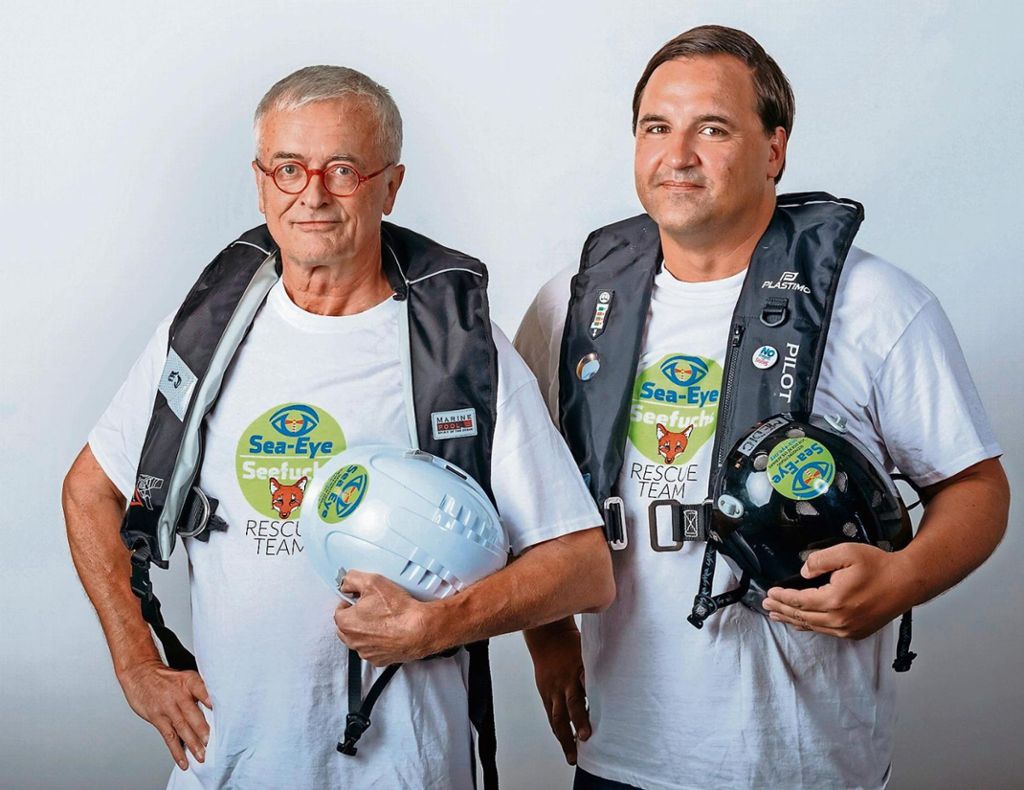 Sie seien die Antwort auf "staatliches Versagen", sagen Erhard Driesel (62) und Stefan Kehrt (38). Driesel ist eigentlich Fotograf von Beruf, Kehrt Arzt. In diesem Sommer waren die zwei Meininger als Seenotretter auf dem Mittelmeer.