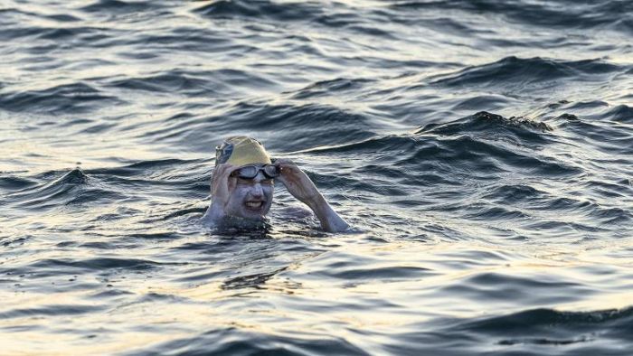 Frau schwimmt vier Mal ohne Pause durch Ärmelkanal