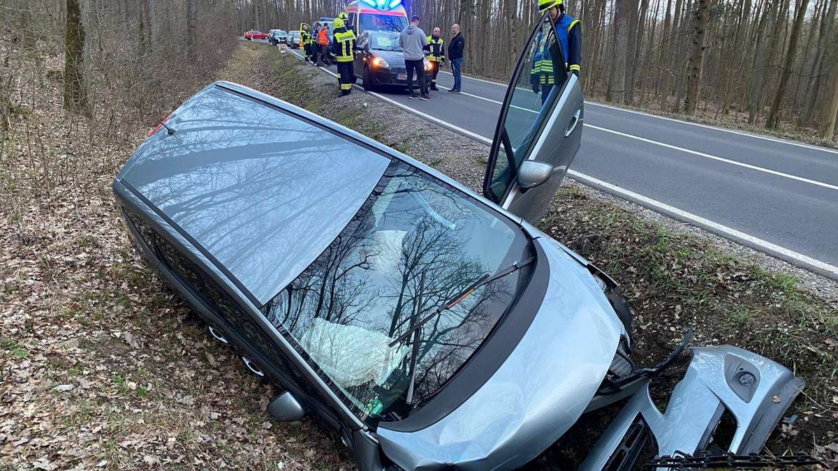 Hildburghausen: Auto kommt von Straße ab - Fahrer verletzt